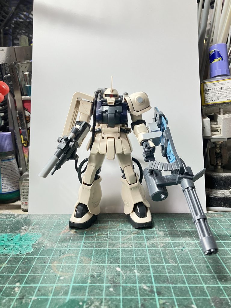 塗装前です頭部は設定資料を参考にしてプラ板でガンカメラはジム寒冷地仕様をベースにガンダムベース限定の武器セットからスコープを組み合わせてスパイクシールドのスパイクを撤去に加えて、グフカスタムのガトリングシールドの3連装35mmガトリング砲とヒートサーベルを撤去していますそのためガトリングシールドは腕部に保持出来ないため新たに腕部とシールドのアタッチメントを作り腕部に穴を開けないために磁石でくっつけていますザクⅡF2はノイエン・ビッター少将専用機と同様にカスタマイズした感じですね〜