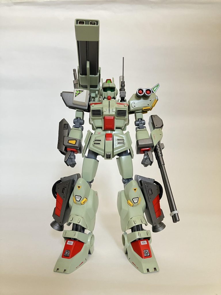 スリムな体型にこの重装備肩のツイン・ビーム・キャノンはプラ板箱組みにコトブキヤのプロペラントタンクに付いてくるスラスターを使用して作りました