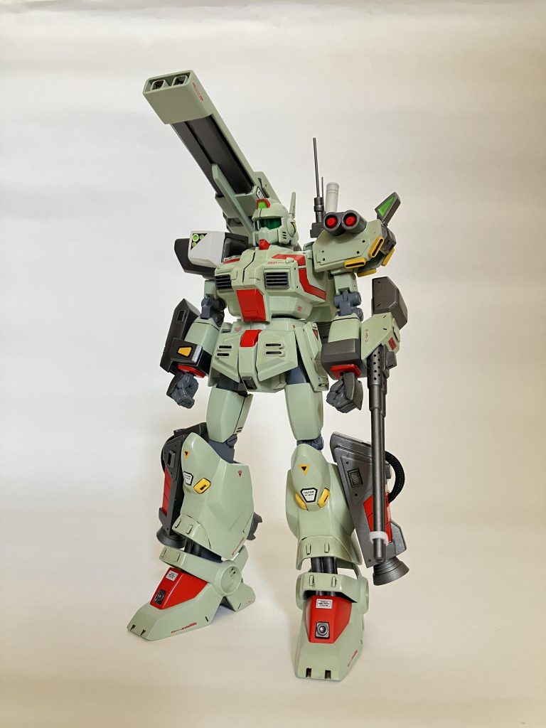 左肩の地対空ミサイルと2連電磁レールガン地対空ミサイルの円柱はパイプを縦半分カットするから調整が地味に大変でした2連電磁レールガンはいい感じに仕上がりました♪