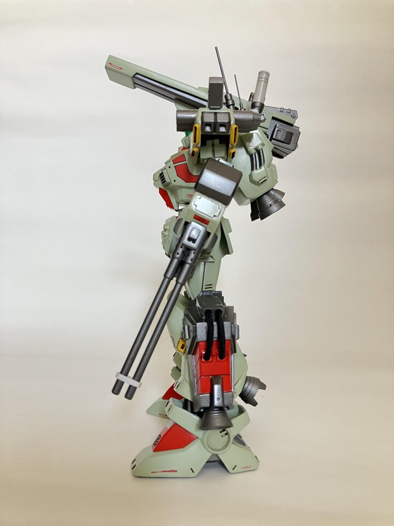 脚部の増設スラスターの動力パイプはHQパーツのメッシュパイプを使用メッシュはカットすると毛羽立つからライターで炙り溶かしてまとめました瞬着でやるよりも楽です♪