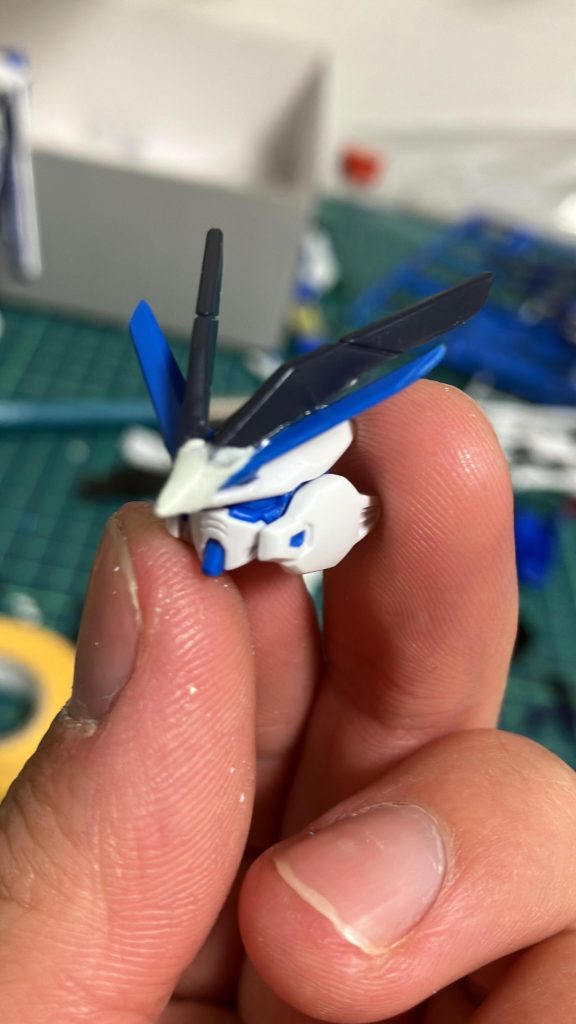 頭部のアンテナは、HGアースリィガンダムのビームライフルバレルを短くしたものを接着、パテで整形しています。最終的には写真のものより角度がつきました。