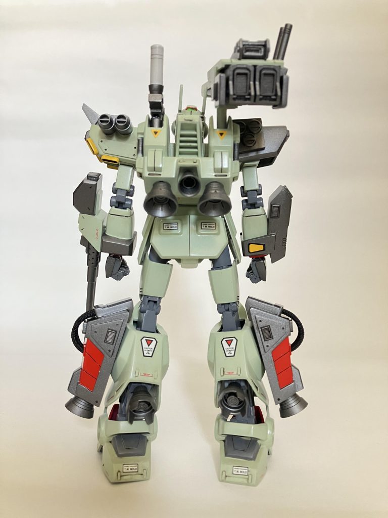 キット付属のデカールとシールを使用しましたが、シールの厚さがデカール並みに薄く、紙ではなくアルミ?か分かんないですがシールの裏が金属っぽく光ってました黄色の三角と腕部のがシールです現代のキット付属シールは厚過ぎて使えないシールとは違いました