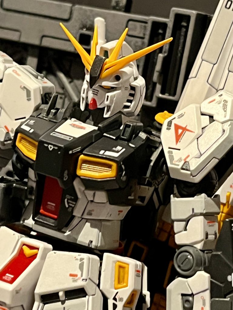 ロールアウトしたνガンダムをイメージして、しつこいかなと思いつつ赤をアクセントにデカールでまとめました。