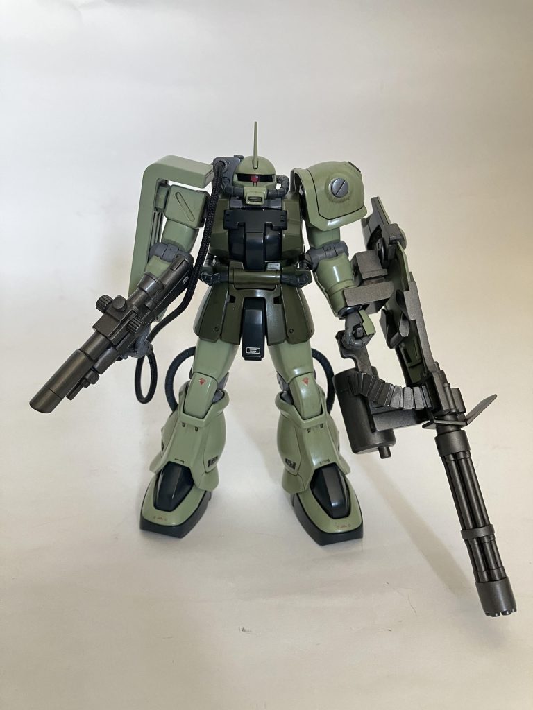 カラーリングは通常のザクⅡと同じにして、汎用を効かせるためウェザリングはウォッシングだけにしていますガンカメラを変えてスナイパーライフルを持たせたりする事が出来るようにケーブルも接着せずに両面テープで固定