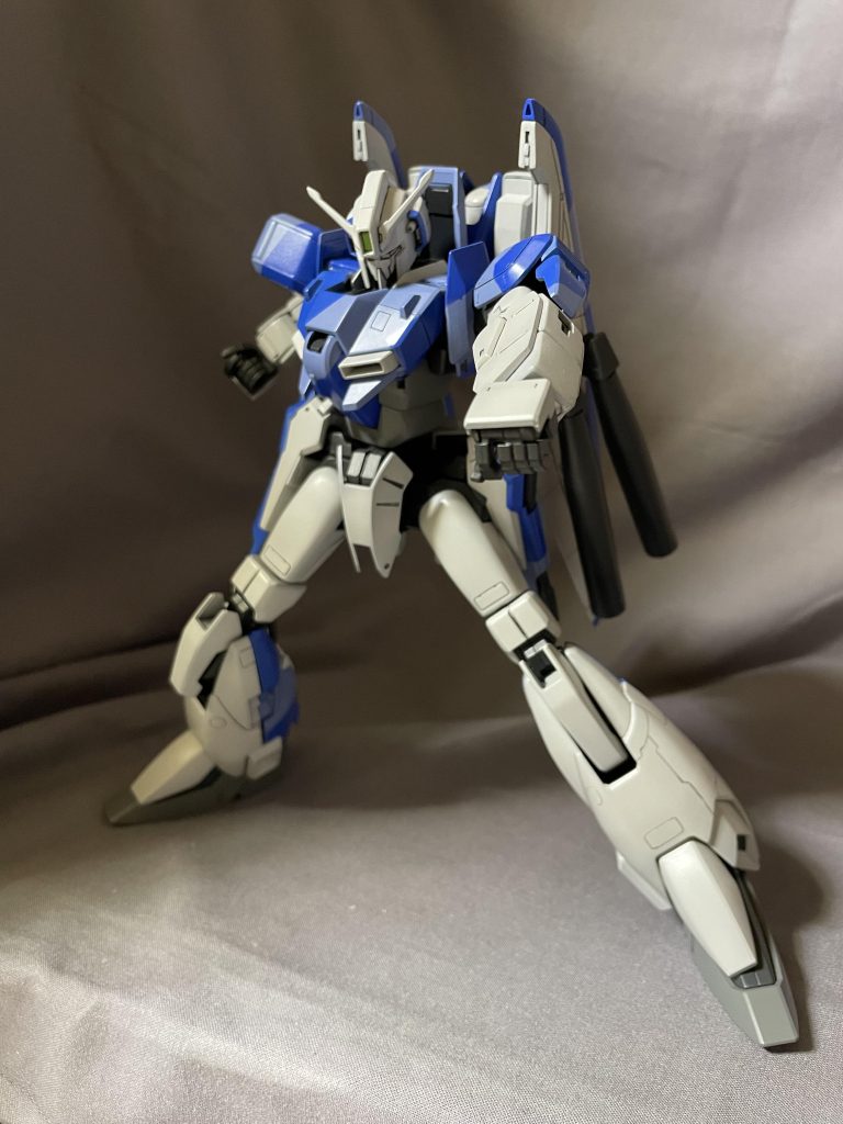 肩にロールスイングジョイント、股関節や太ももも可動するよう弄ったので、ゼータ系らしからぬポーズもとれます(笑)