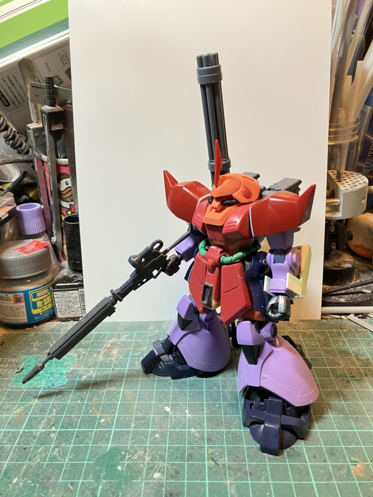 マラサイ頭部一部破損、アンテナ紛失　修理腰部のリアスカートをフロントアーマーに移動、リアスカートをドム・トローペンの物を移植、サイドアーマーはイフリートナハトの脚部スラスターを移植脚部の太ももはマラサイ、膝とふくらはぎはドムによる関節移植、足首はドム・トローペン肩アーマーはゲルググ、リゲルグの余剰パーツ、腕はドム、手はザク系で小さく、右手腕部のグレネードランチャーは旧キット Gキャノンバックパックはコトブキヤのプロペラントタンクに付いてくるスラスターと使わなかったブースター基部  