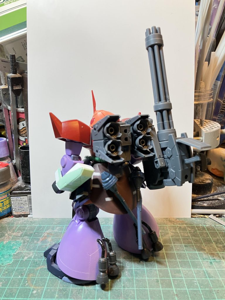 ガトリングガンの取り付け位置を変えただけで機体イメージは変わりました脚部ブースターは気に食わなくて、開けた穴は埋め無かった事に