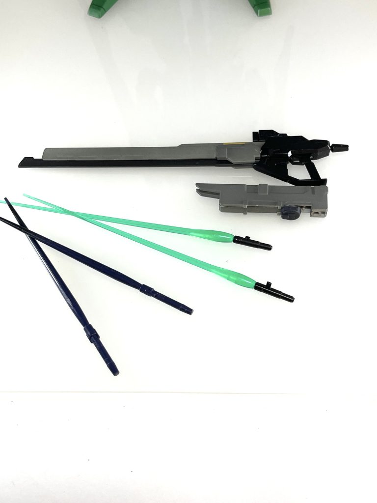 どこかでみた設定資料では、ビームライフルのターゲットサイトが分かりやすくあったのですが、キットのは小さくてわかりづらかったので、そこら辺にあったRGウイングガンダムから奪ってきて追加してます。コレが意外とドンピシャでした。後、ビームサーベルはランナーと同化して気づかないレベルのものでしたので、これもRGウイングガンダムから奪ってきてます。（手前がギャプランのビームサーベル）追記、明るさを調整した写真と差し替えてます。