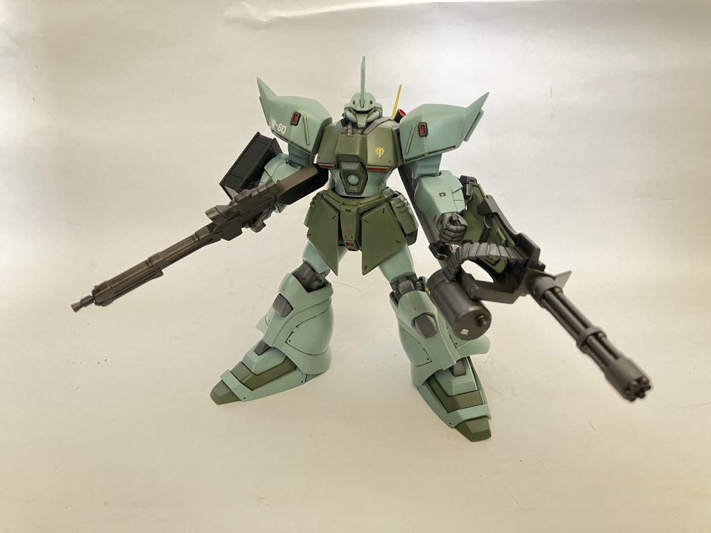ガンダムGP00号機との戦闘の際に教授が乗るザクⅡF2からガトリングシールドを奪い応戦