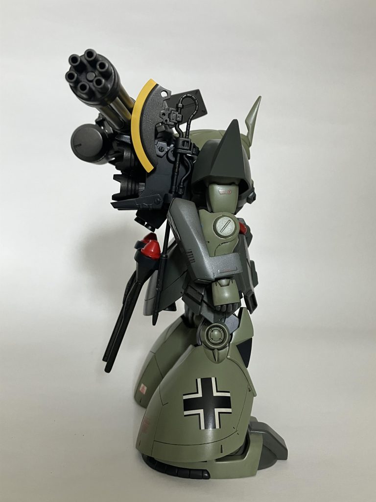 ヒートホークはガンダムベースの武器セットにあるロングヒートホークここはビームサーベルでは無くジオンらしく、ヒートホークに