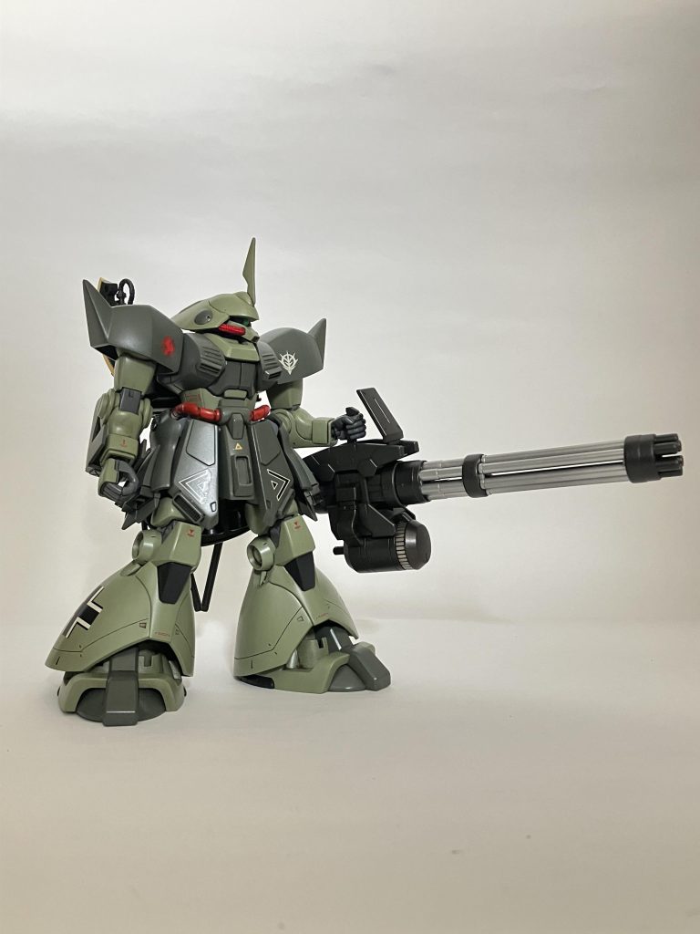 重たいガトリングガンも支点があるから左手で十分構えられます