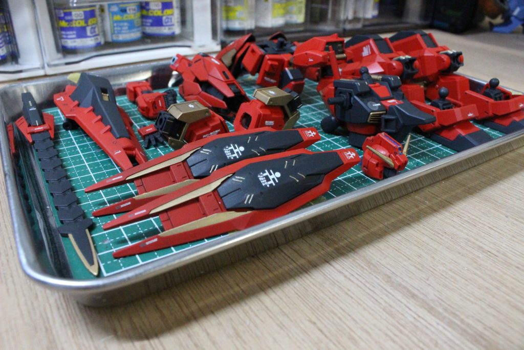 組み立てる前に並べるとわくわく感がすさまじいですよね。