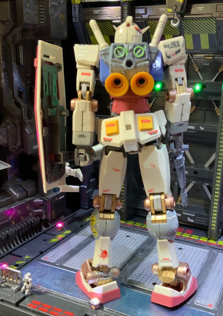 成形色を活かし、部分塗装や改造を行なっています