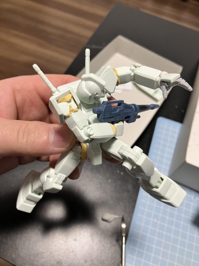 ポーズ決め。ビームライフルはキットのものでは薄いのでROBOT魂ver.A.N.I.M.Eから流用しました。