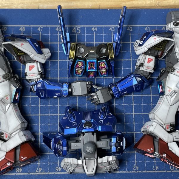 ガンダム ジェミナス01（４）凸凹ALLエッジ強調完了し、墨入れ定着UVクリアコート、デカール貼り付けし、セミグロスプレミアをトップコート。　センサー部付属シール貼り付け後UV接着材流し込み完了。ぼちぼち組み上げてます。　ヘッド部トサカを飛ばしモヒカンにしましたが、特に違和感なく、バランスしてるかな。（3枚目）