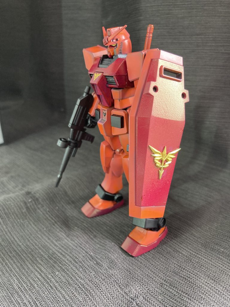 メインの色はかなりピンクよりに塗ったのですが、艶消しクリアを吹いたら妙に偏光したのかオレンジっぽくｗ色の濃い部分はガンマカのシャアレッドですが、こちらもクリア吹いたら同様になったので、クリア無しで再塗装しました。