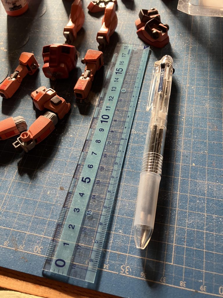 筋彫りが不慣れなので水性ボールペンで描いてます