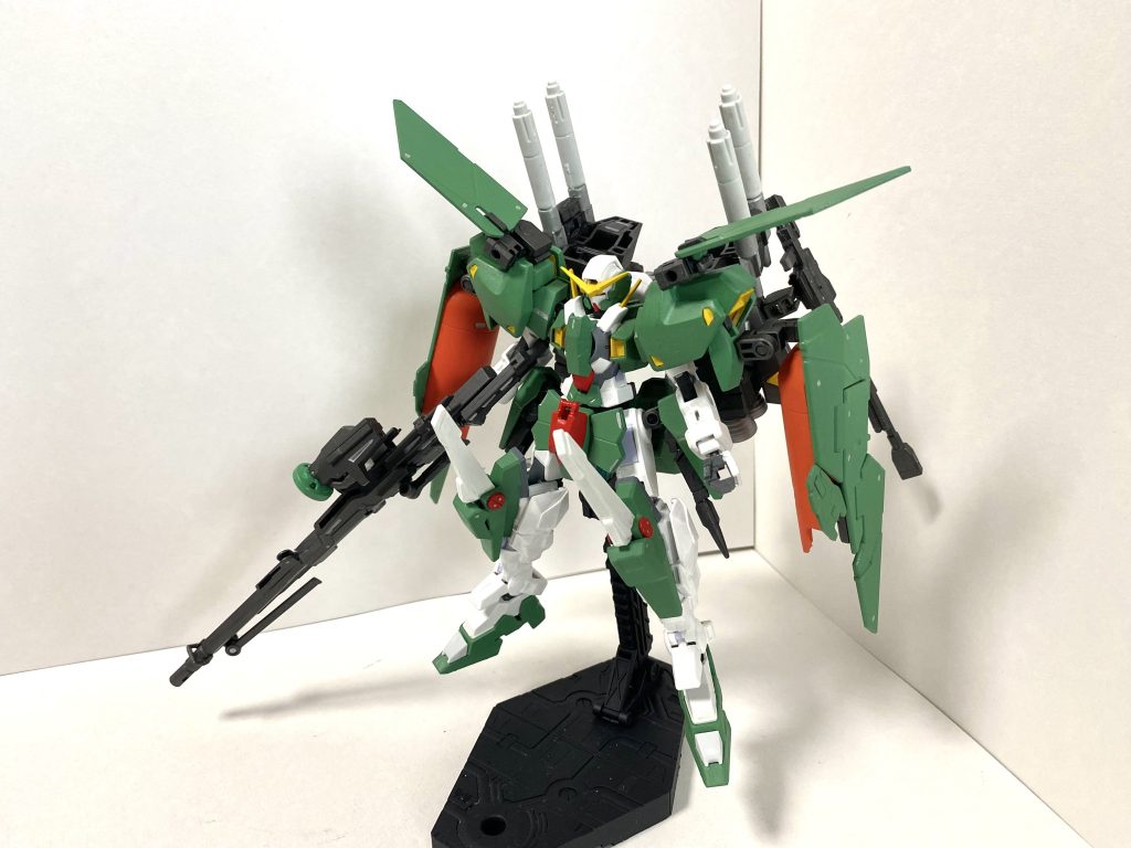 全体像バックパックはジャンク品の集合体肩部は1/100百式ウイングはGNシールド増槽はGNフルシールドとハイゴッグのミサイルカバーで構成腰部GNビームガンと膝部はシールドビットを主にデコレーション脚部は脛あたりでぶった斬ってケルディムの脚部で延長+ボリュームアップ足部もかさ増ししてます