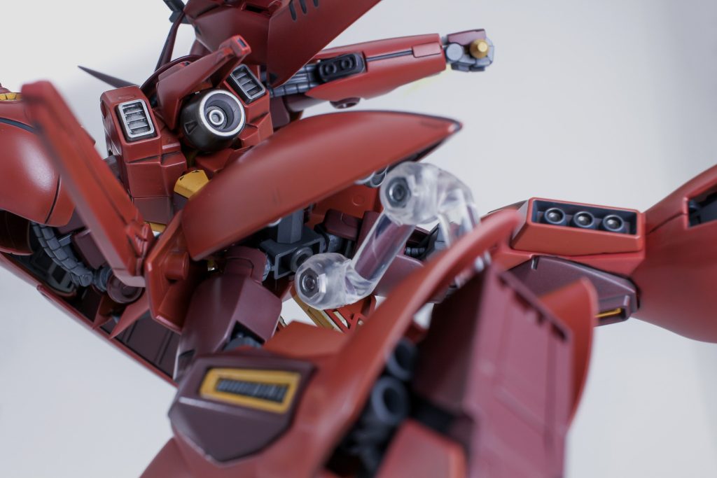前腕のパイプ交換、脚部スラスター開口とディテール詰め、各部先鋭化塗装はガイアカラーを調色したもの。完成後にポロリで破損したり色味も今見ると自分好みにもっとしたいと思ったり色々な事をやってみた分また作り直したいなというキットです。