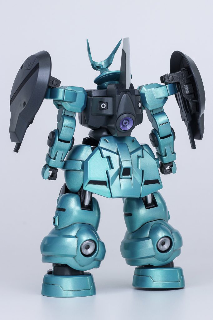 ドラゴンボールのボージャックを参考にまだエアブラシを持っていなかったためイージーペインターで塗装。タミヤ缶のシルバーリーフを下地にガイアカラーのクリアグリーン、クリアブルーを混ぜ合わせたものを吹き付けました。