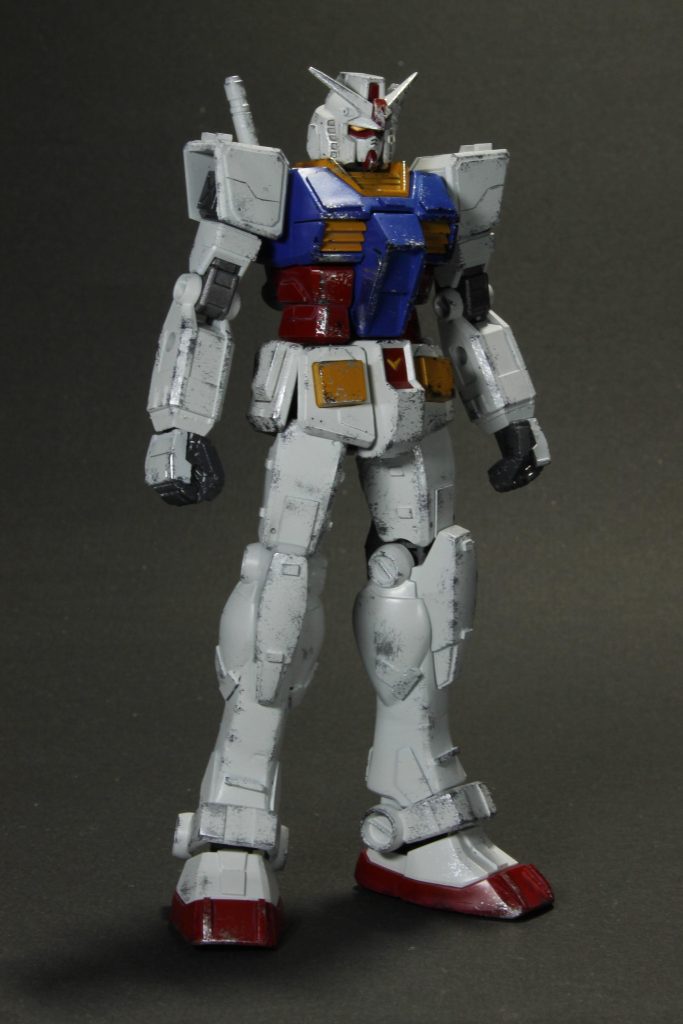 脚部を延長しており、スタイリッシュなシルエットになるようにしました。