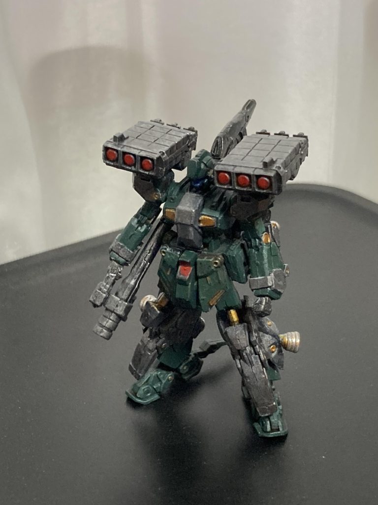 スタークジェガンホワイトでドライブラシした後に緑で塗装しています。