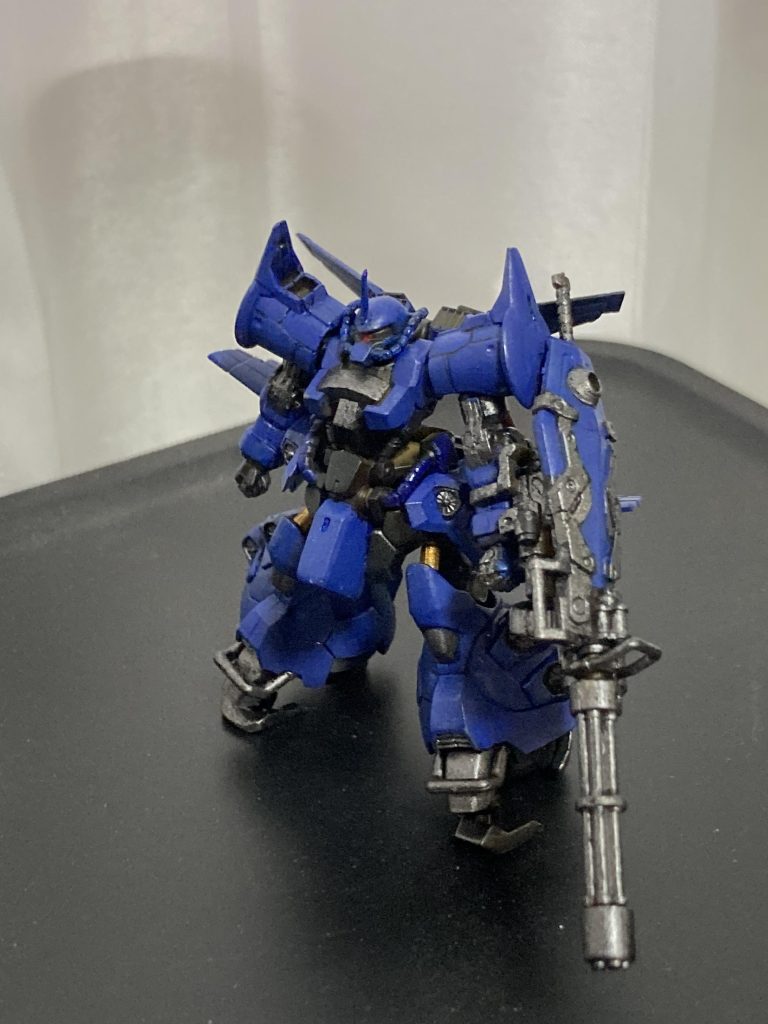 グフフライトタイプは本家グフっぽく青色で塗装。ガトリングは焼鉄色で塗りました。