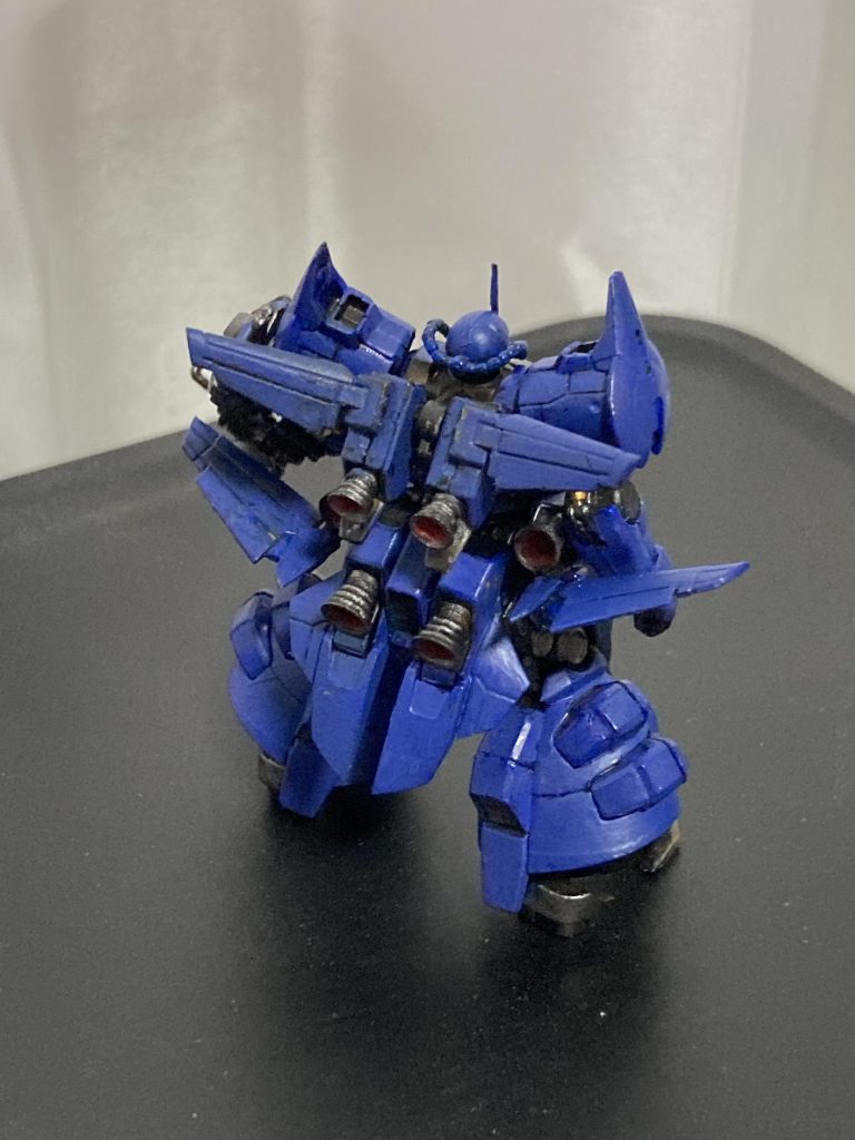 先日製作したHGUCとはかなりデザインが異なっていますね。