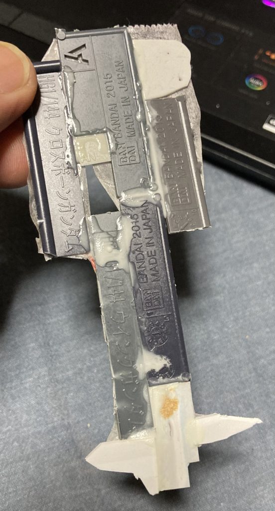 龍王破山剣はランナータグとパテ制です😆元のRGゴッドが凄まじい可動クオリティだったので、これが活きる改造は何か無いか考えた結果、龍虎王に辿り着きました。このキットなら色を変えてディテールを寄せればそれだけで様になってくれるだろうと思い、完成度以上に