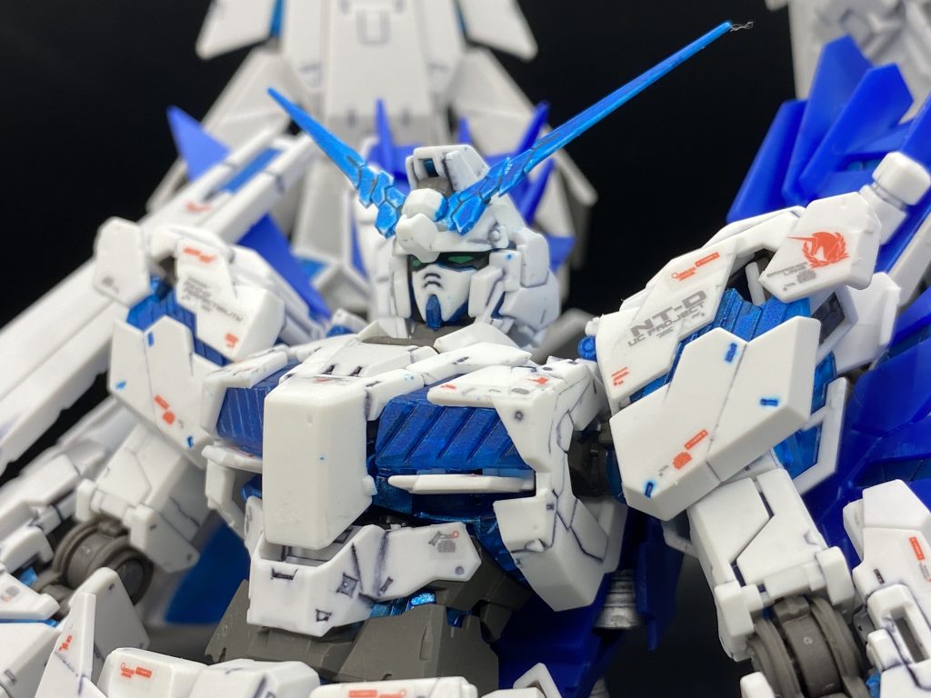 クリアパーツは全部塗り直しました。透けてしまうのを嫌っての塗装です。ディテールの細かさとデカールのおかげでパーツに対する部分塗装はほとんどしてないです