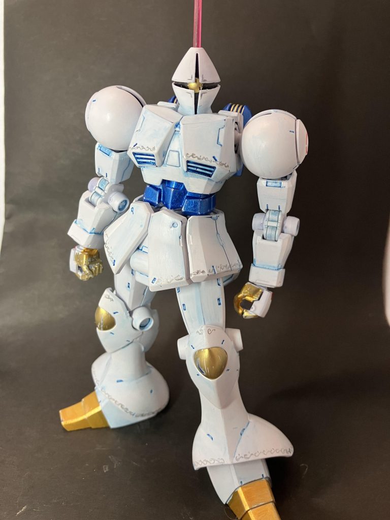 プロポーションは特にいじってません。ツノは余ってたビームサーベル。モノアイはHアイズです。「白磁」なんだからこのくらい白いんじゃないかと。　　　　　マ・クベ「フフフ…ガンダム。どちらが本当の