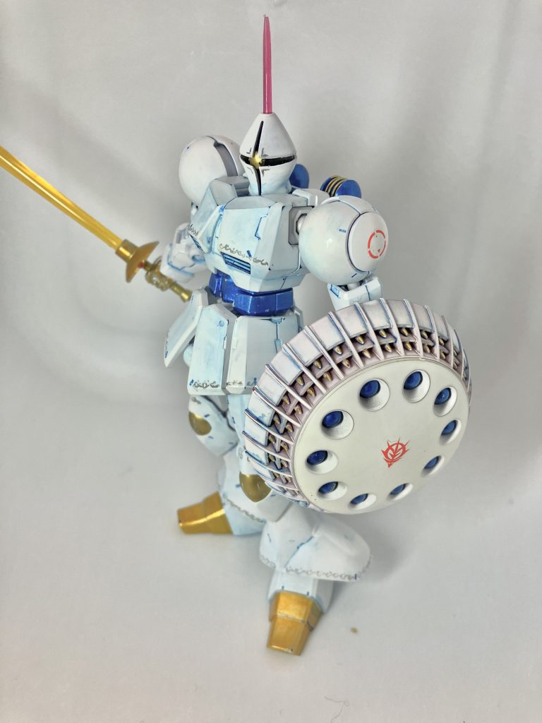 最初思いついたのは本当に上から下まで白一色で、スミ入れだけってやつなんですが、なんかアルビノみたいで美しいけど弱そうに見えたんです。だから差し色しました。このカラーリングは気付く人は気付くと思いますが…