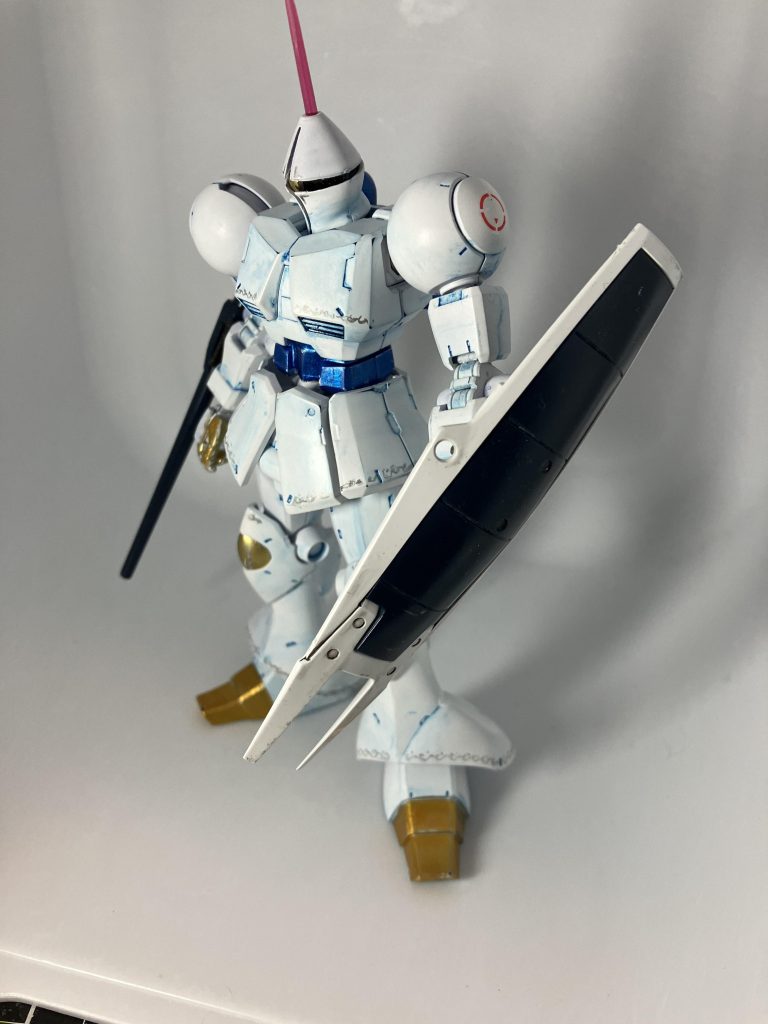 エルガイムのカラーリングです。こんな盾持たせてみたりなんかして。エルガイムというよりガイラムに似てますが。LEDミラージュみたいなつもりで作ったので少々エングレービングでゴージャス感を。‥まぁシャーペンで書いただけですが。