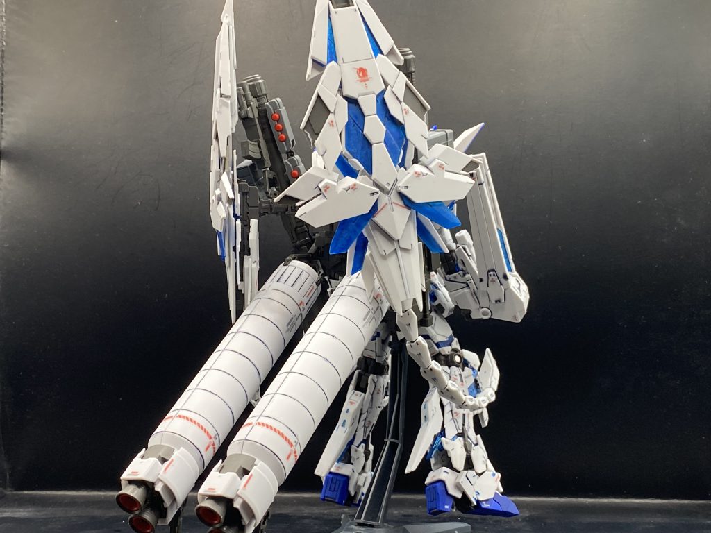 全身を前後からボリュームもかつてないほど大仰になってます。フルコーンと同じく使用が終わった武装を捨てながらの運用になるかと思います