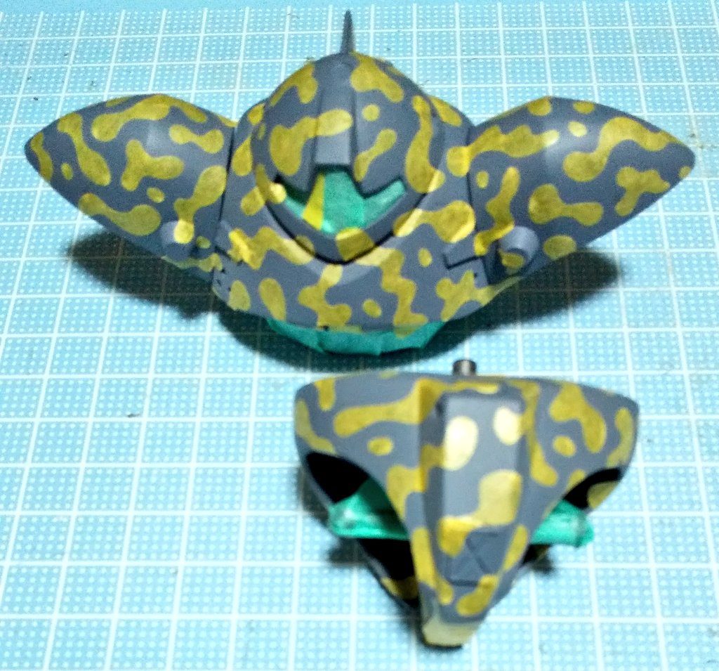 マスキング工程一回目。ハイキューパーツさんのクラウド迷彩マスキングシールを使用。