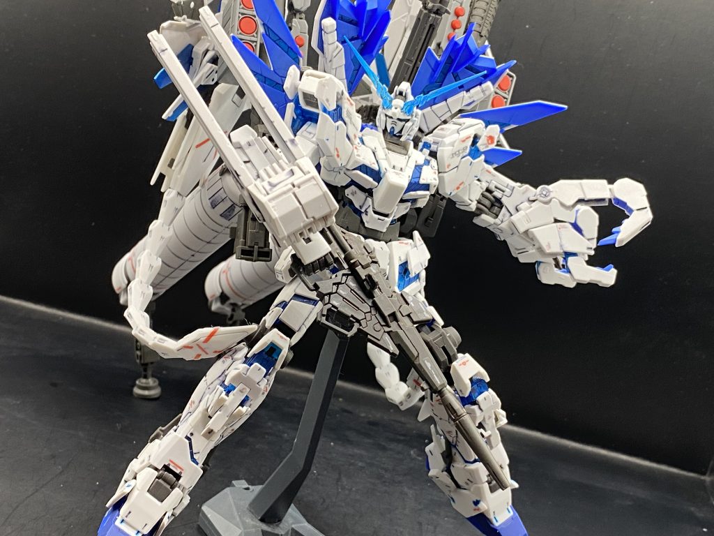 ビームマグナムも問題なく構えられます。後ろにアームドアーマーが干渉するポーズが取りにくい感じです。