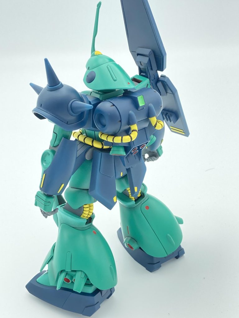 基本的には全部マラサイです頭部のみ、HGジムの頭頂部に穴をあけてマラサイメットを被せられるようにしていますアンバランスさにより急造感が倍点そして後ろから見ると完全にマラサイです