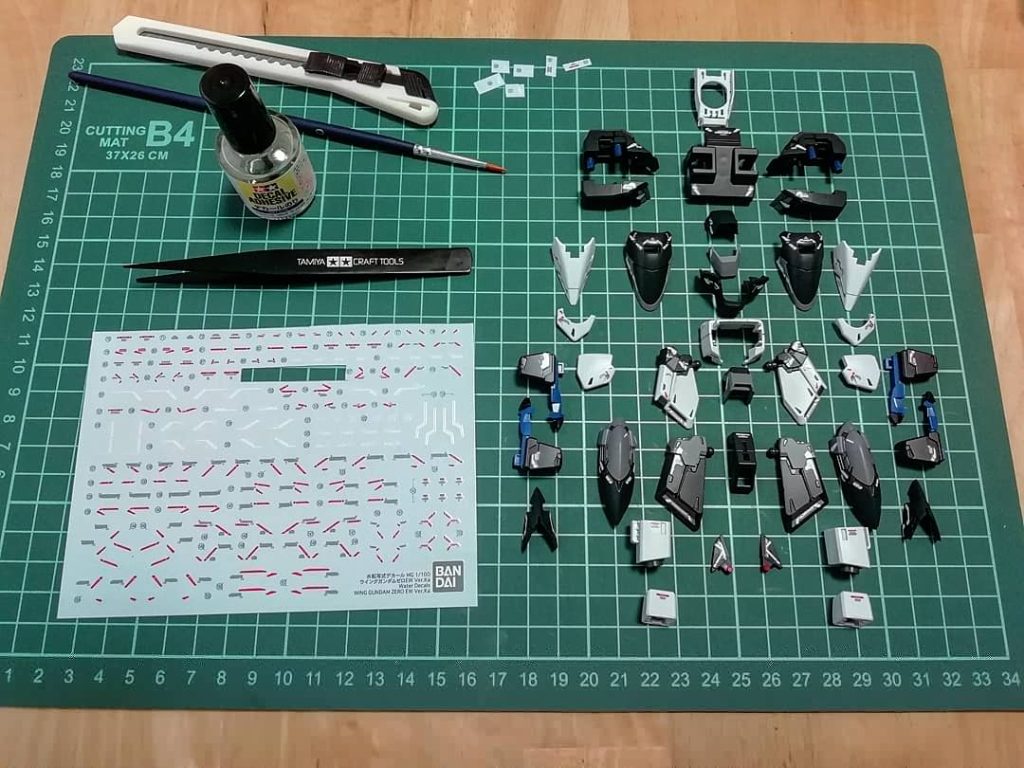 先端恐怖症なので、デザインナイフ等の鋭利すぎる刃物は使いません💦