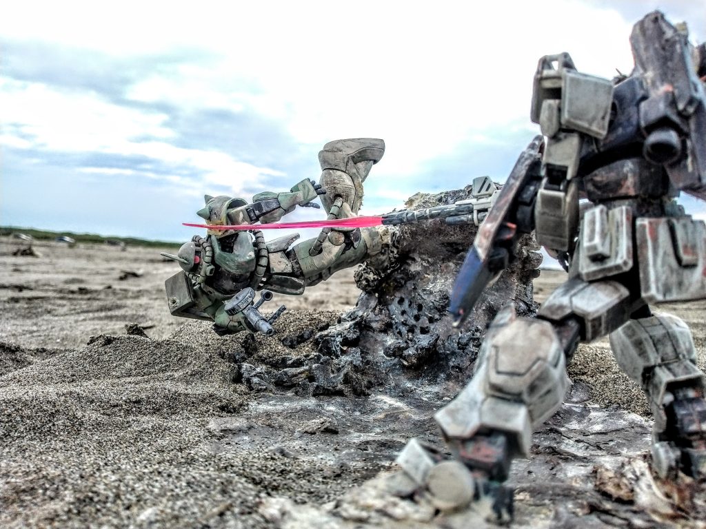 陸戦型側の写真になります塗装やり過ぎ感があるかもしれませんが、陸戦型は現地で闘い続けて汚れが溜まっているのをイメージしてみました
