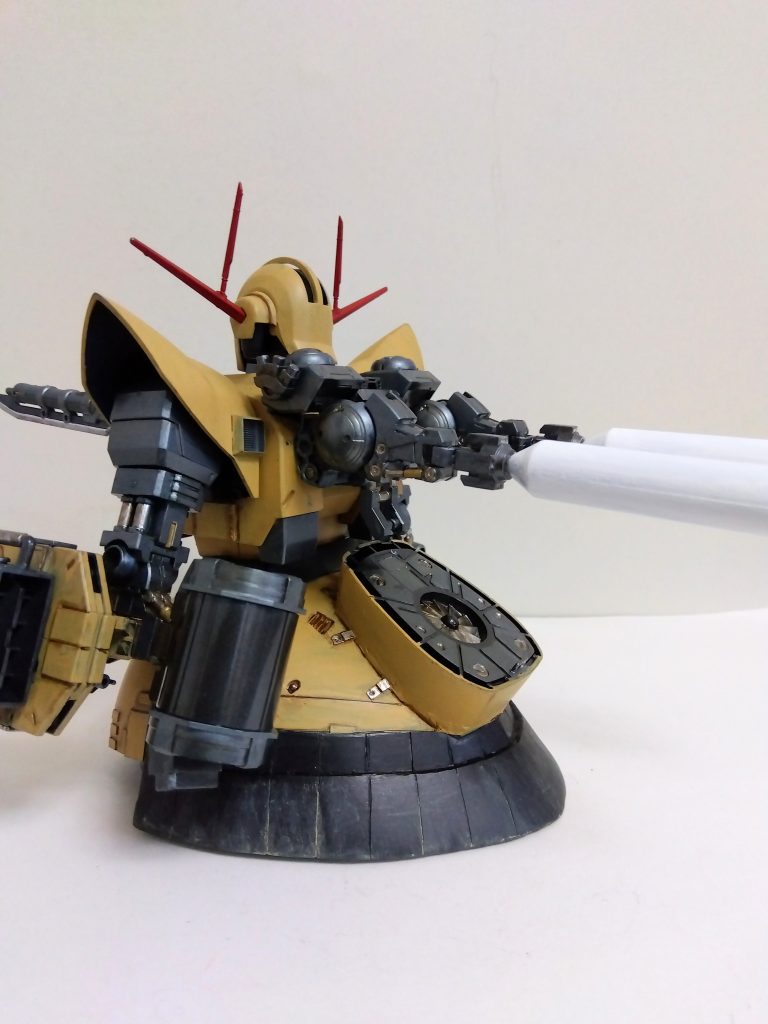 背面図。バックパックは30MMにウェーブのタンクを組み合わせた物を。スカートにはHGUCゴッグの脚部を使用した送風ファンを増設した他、プラ板やパテでホバー走行出来そうな感じにボリュームアップしました。