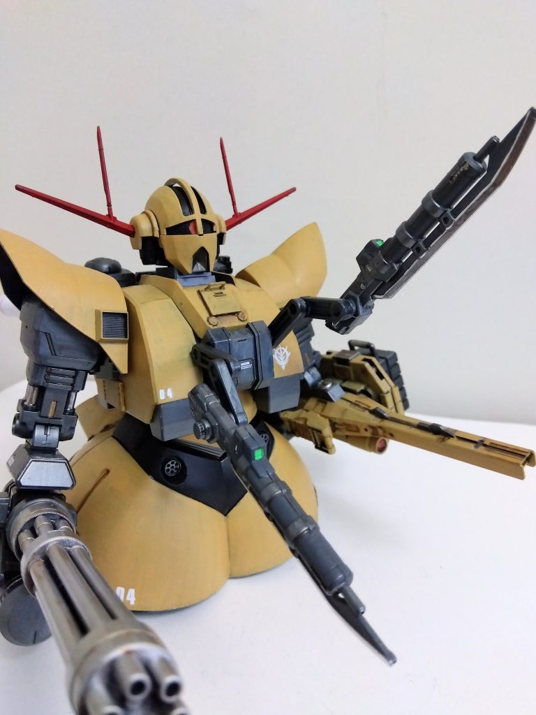 胸部には境界戦機ウェポンセットにガンプラバトルアームアームズを組み合わせて、近接戦闘で使用するビームガン兼ヒートホークを増設しました。