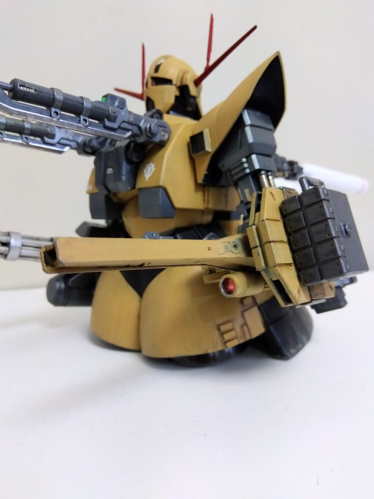 左手は30MMのエグザビークルの砲塔にアメイジングブースター、ボールデンアームアームズ、MSG等各種パーツを組み合わせた大型レールガンに変えました。