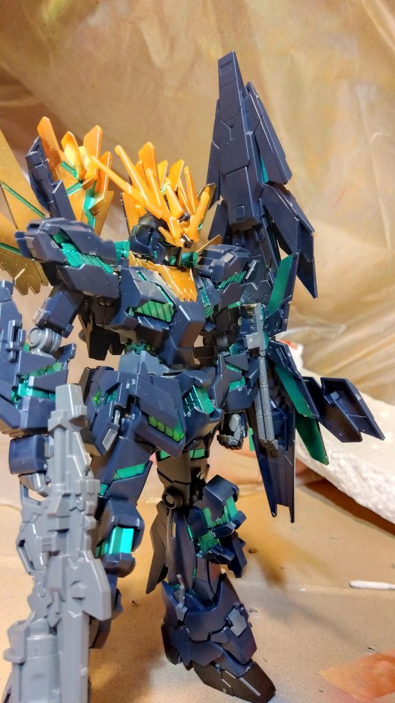 基本的にサイコフレームをメタリックグリーンで塗装し、ブレードアンテナなどのゴールドパーツを再塗装しました！