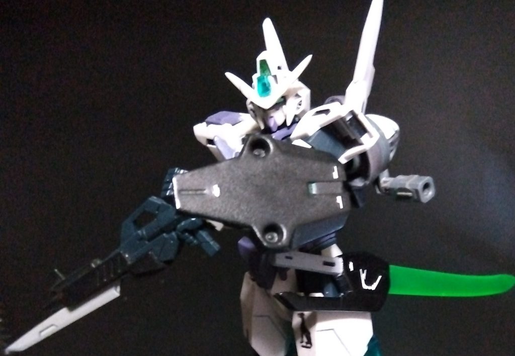 GNバックラー前腕部に直接装着する小型シールド盾裏にGNコンデンサを持ち、見た目以上に強固である