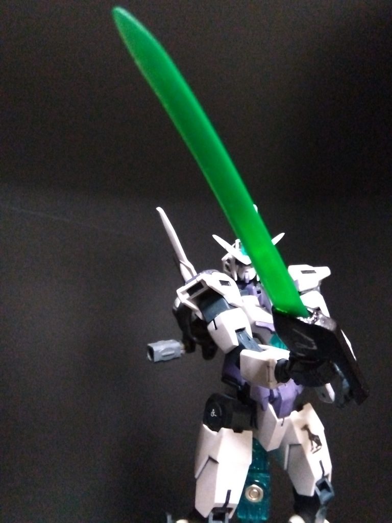 GNサーベルL.Cビームサーベルを撤廃した代わりに装備された近接武装コンデンサ素材の刀身を持つが、緩やかな反りと切先両刃の小烏造なのは、単に使用ダイバーの趣味であるL.CはLittle Crowの略とか何とか… コアライザー