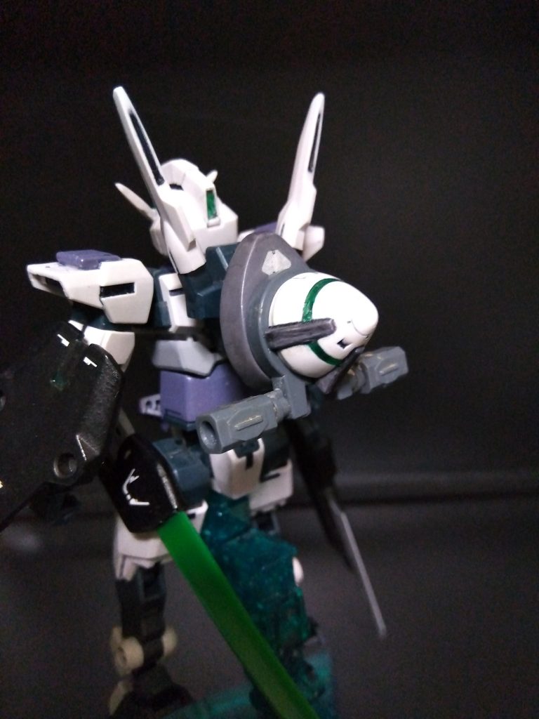 GNドライヴは機体背面に１基、コーンスラスターソケットに１基直列式ツインドライヴを目指したが、ドライヴ同士の相性が完全には合わず、そのため通常時は片方のドライヴをアイドリング状態で運用し、ほぼシングルドライヴ機としての出力にとどまっているまた、ドライヴ単基運用、あるいはコーンスラスター損傷時のため、本来サーベルラックの箇所はGNベクタードスラスターに置き換えられている 武装