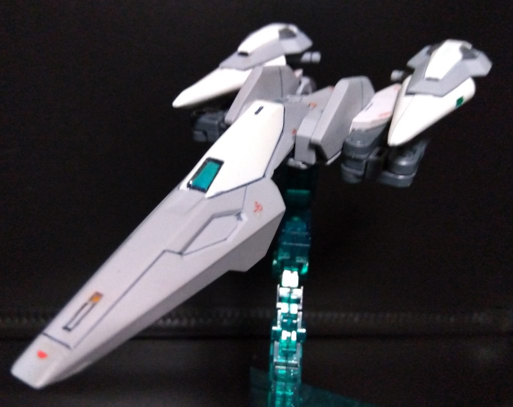 ツインドライヴ不成立のため用意された、調整器兼支援機コアディフェンサーに大型コンデンサとドライヴ調整器、粒子制御バインダーを搭載したために装甲面が大幅に削られ、従来の耐久性はほぼ失われている 所感であるが、何か90年代シューティングゲームの宇宙戦闘機みを感じる…