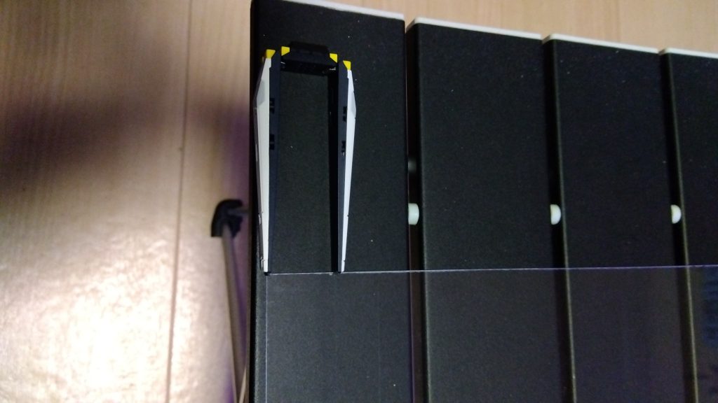 フィンファンネルの隙間に合わせてプラ板をカットします。