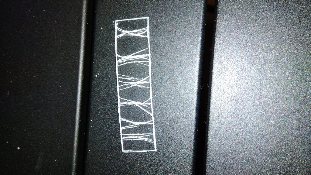 デザインカッターで、それっぽい模様を削ります。画像などを参考にするとクオリティーアップ間違いなしです。