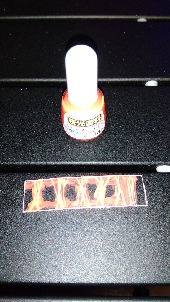 削った溝に蛍光塗料をテキトーに塗ります。今回はアクリル塗料の赤を使用してます。